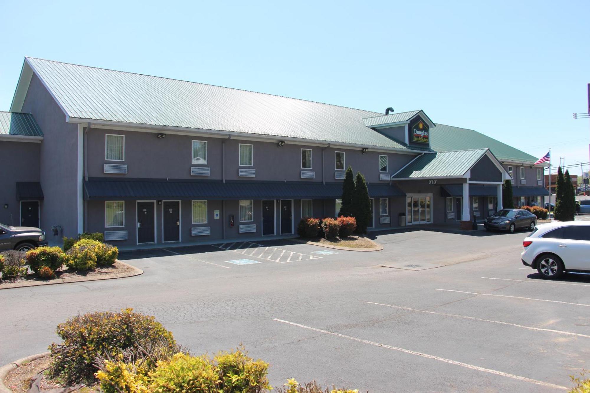 Douglas Inn & Suites Cleveland Esterno foto