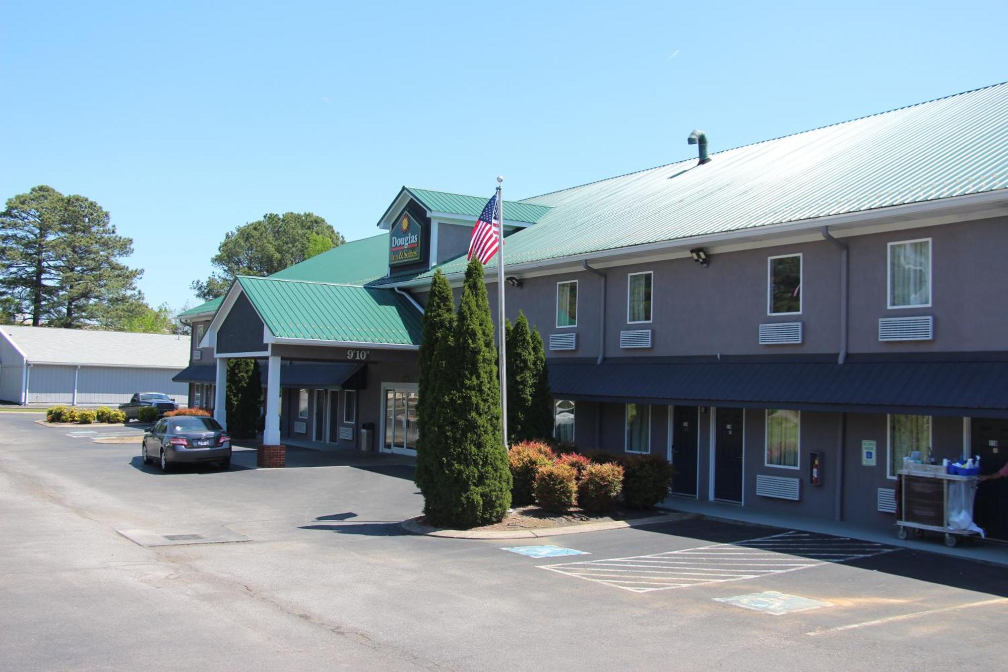 Douglas Inn & Suites Cleveland Esterno foto