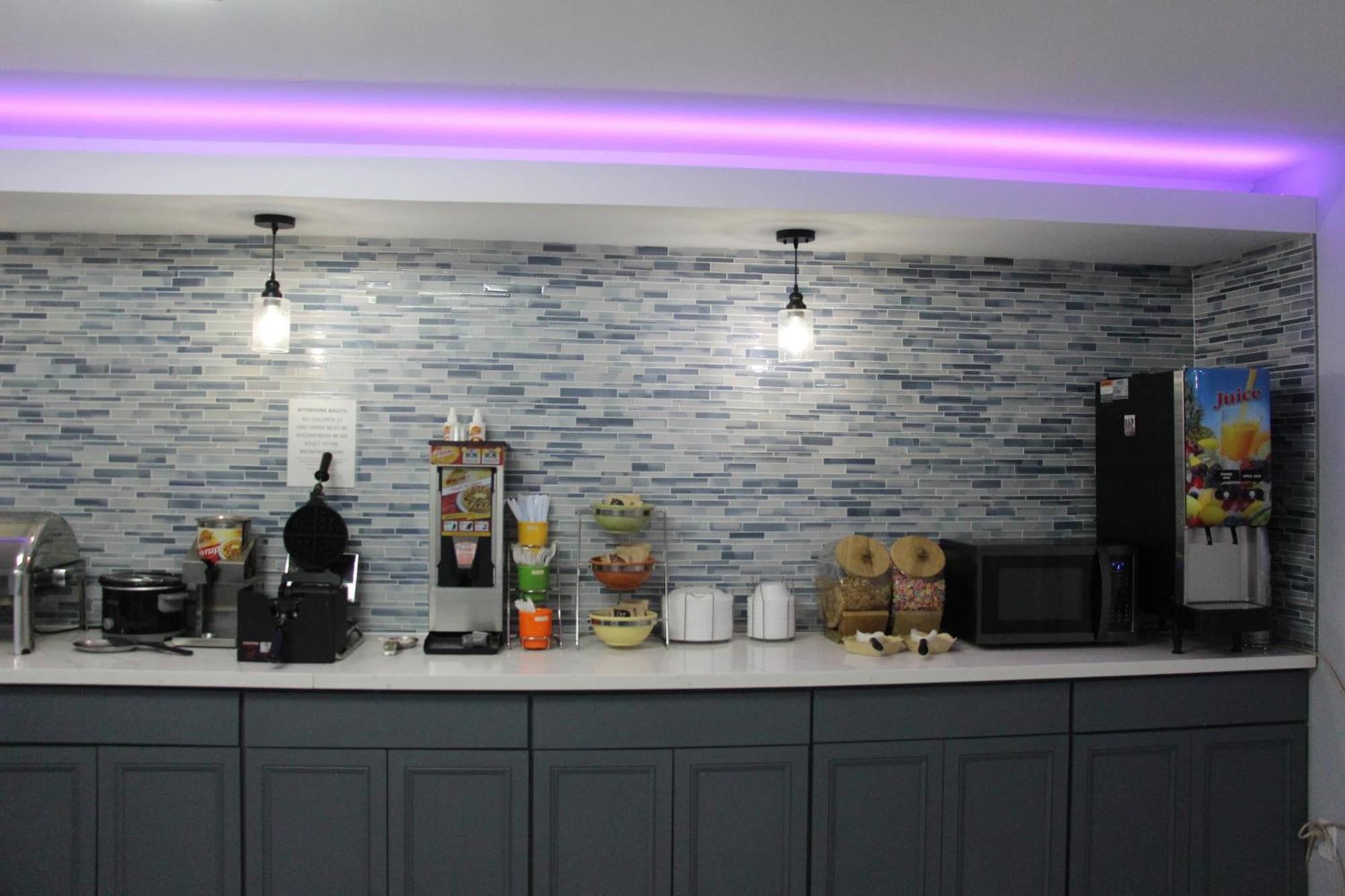 Douglas Inn & Suites Cleveland Esterno foto