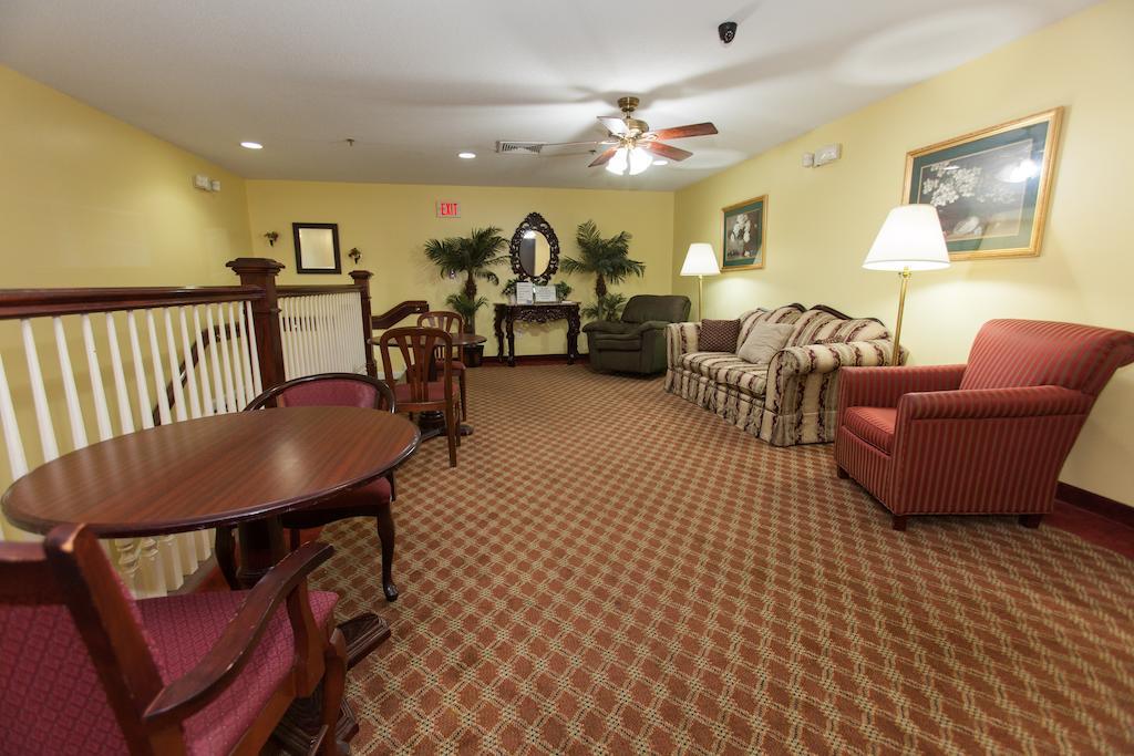 Douglas Inn & Suites Cleveland Esterno foto