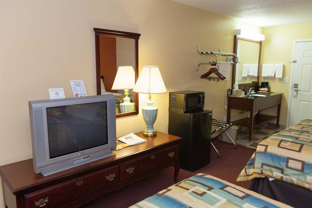 Douglas Inn & Suites Cleveland Esterno foto