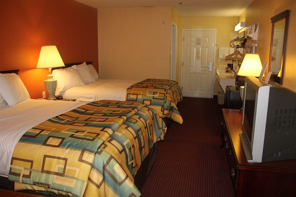 Douglas Inn & Suites Cleveland Esterno foto