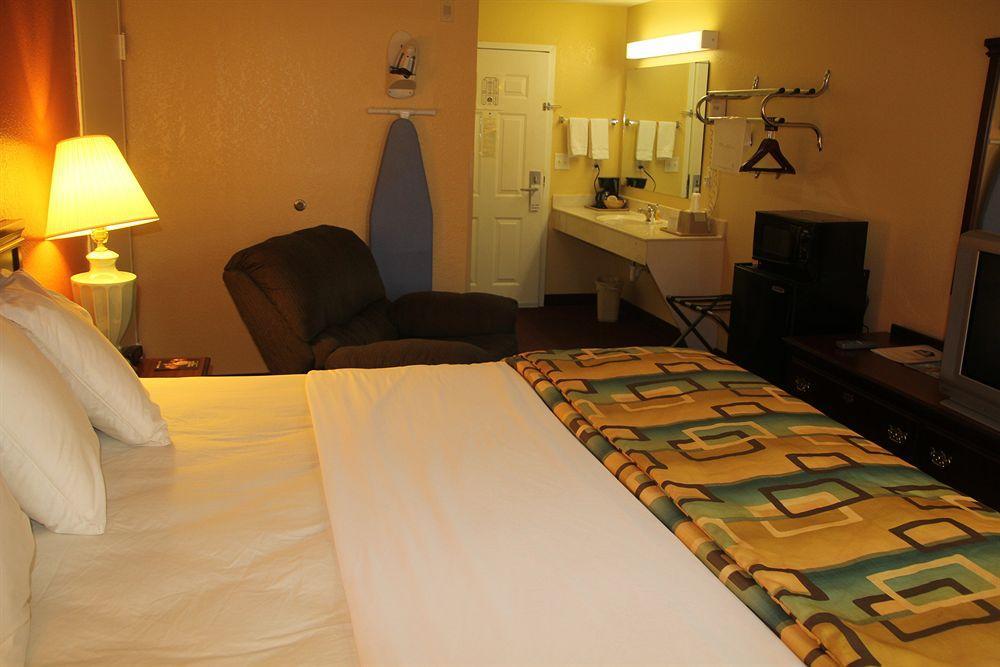 Douglas Inn & Suites Cleveland Esterno foto