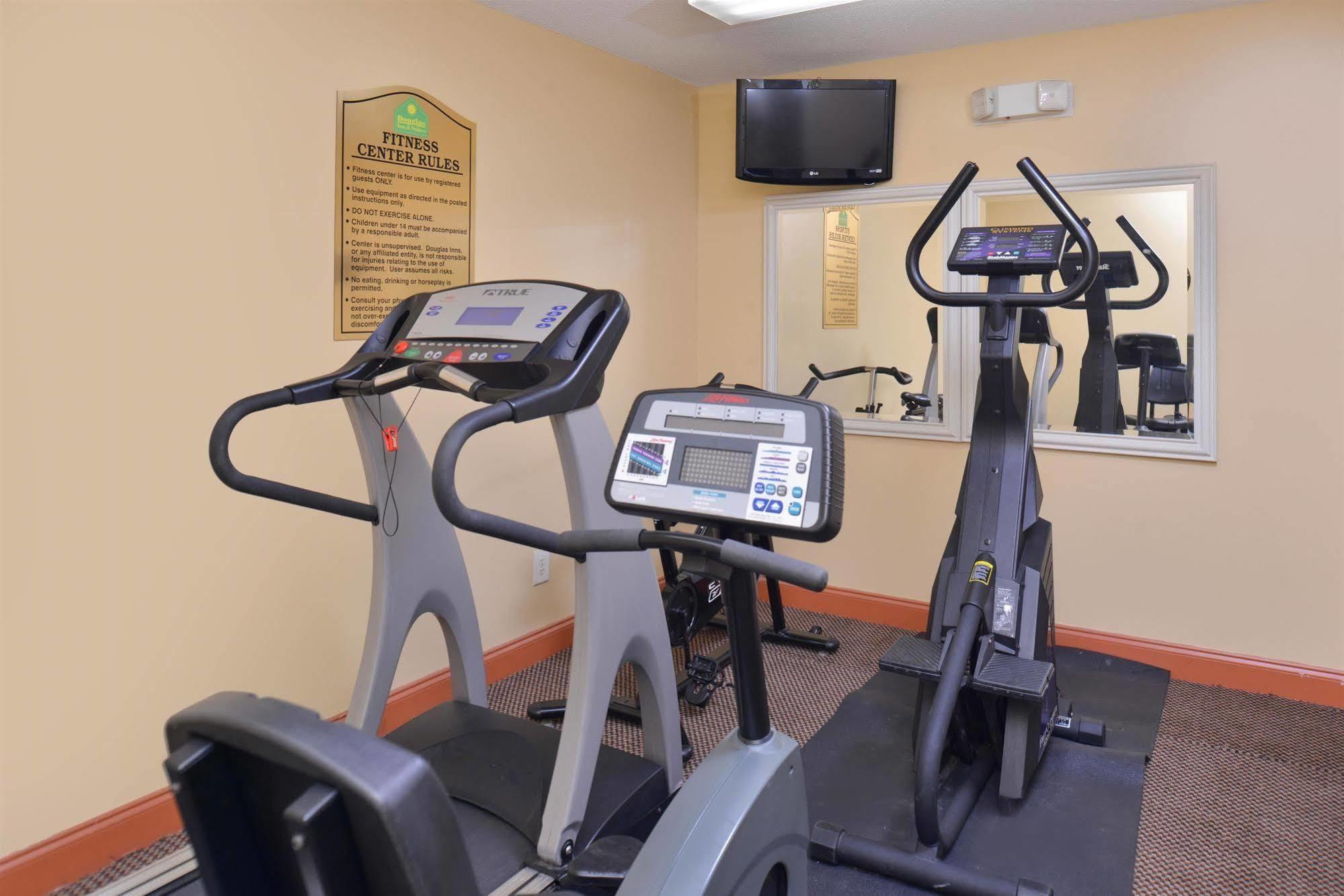 Douglas Inn & Suites Cleveland Esterno foto