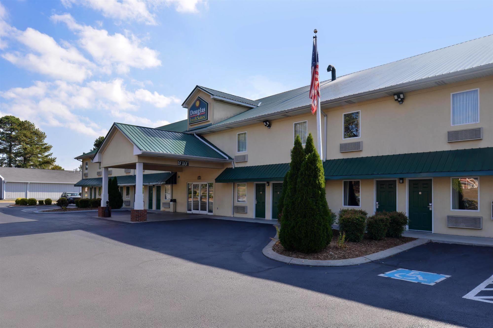 Douglas Inn & Suites Cleveland Esterno foto
