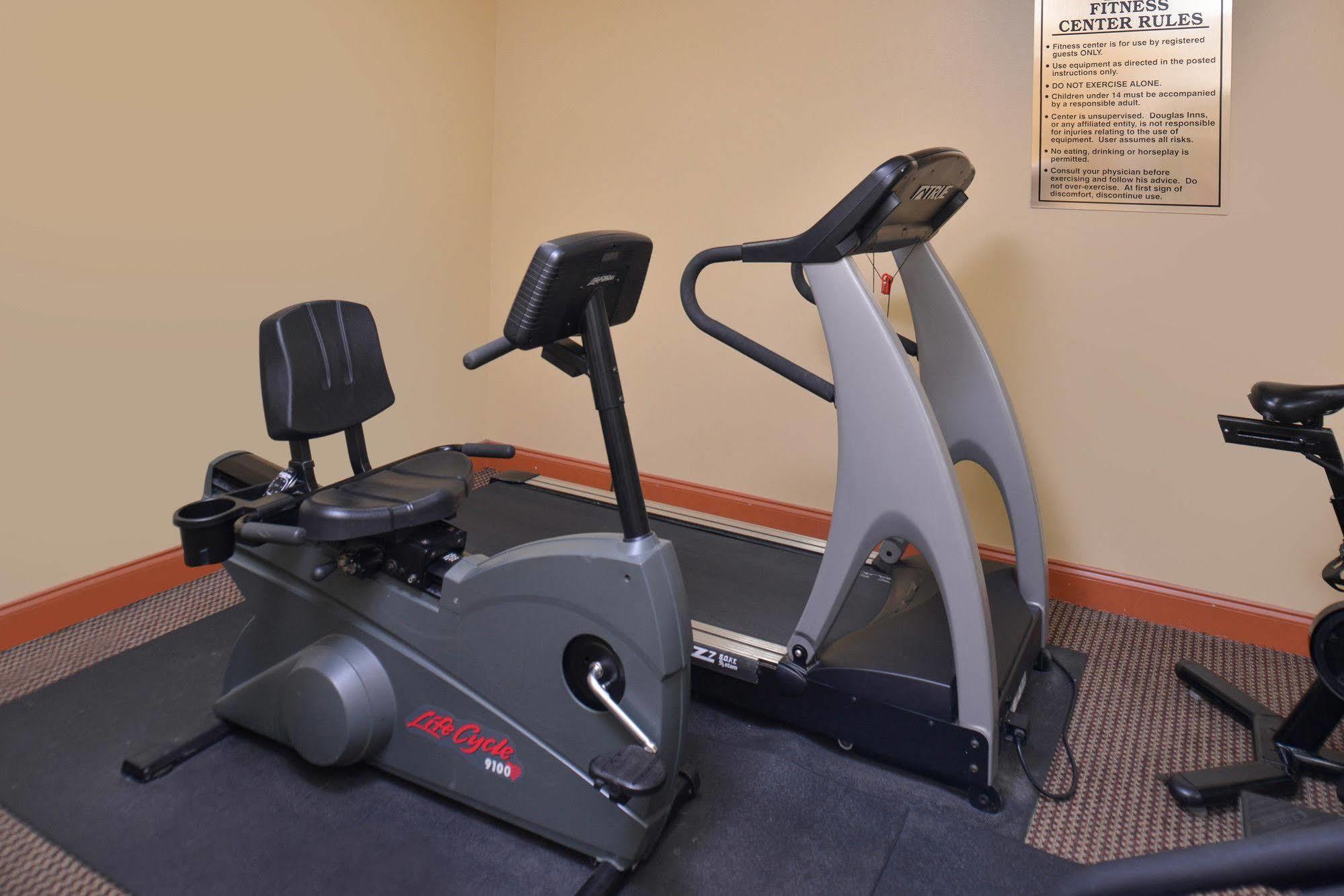 Douglas Inn & Suites Cleveland Esterno foto