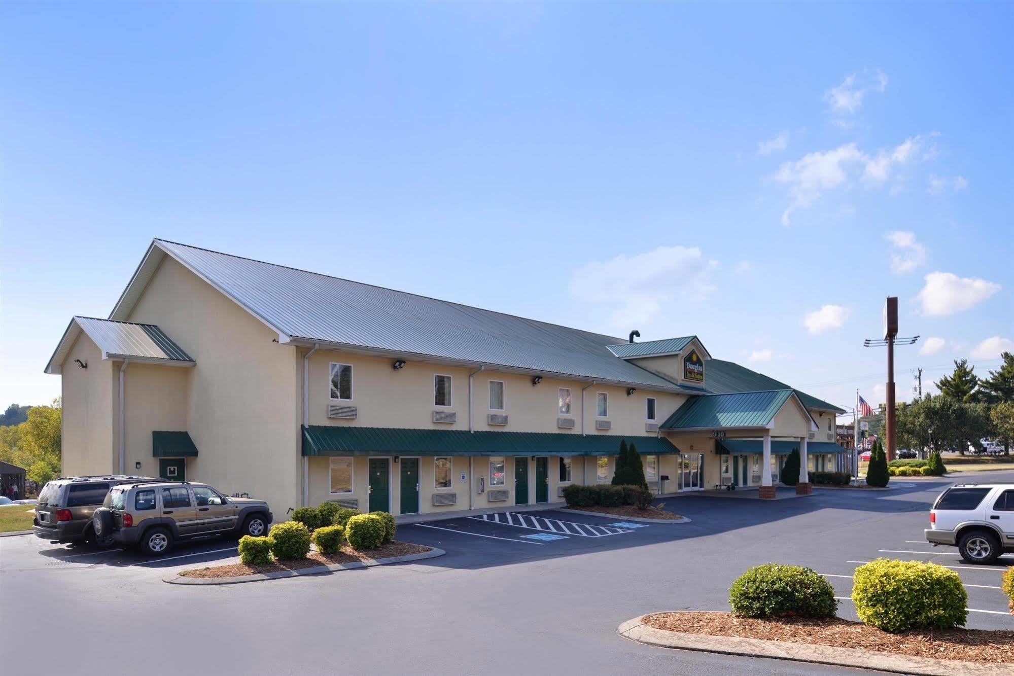 Douglas Inn & Suites Cleveland Esterno foto