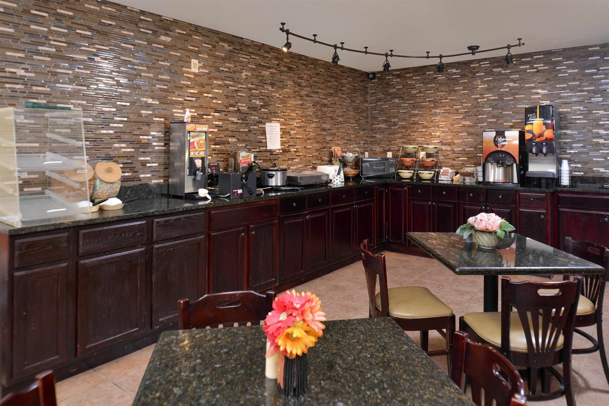 Douglas Inn & Suites Cleveland Esterno foto